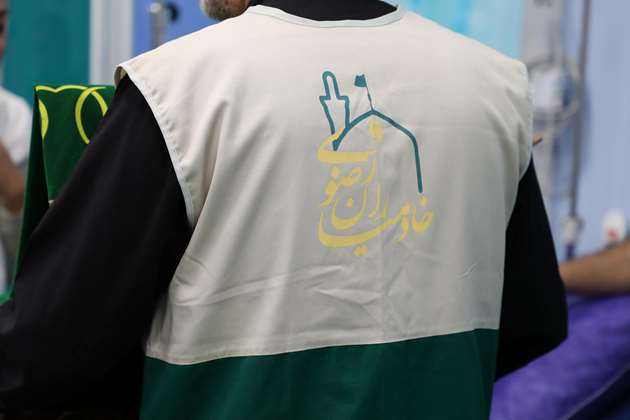 عطر رضوی در بخش‌های درمانی بیمارستان؛ خادمیاران رضوی میهمان دل بیماران شدند.